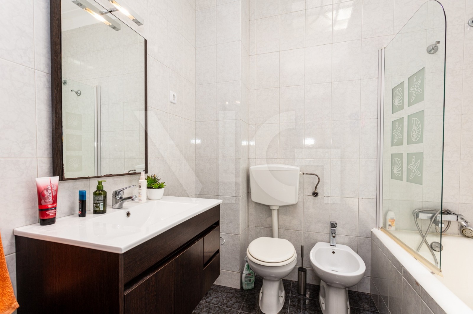 Apartment T3+1 for For sale in Mafamude e Vilar do Paraíso, Vila Nova de Gaia, Porto - Casa de banho (Imagem 2)