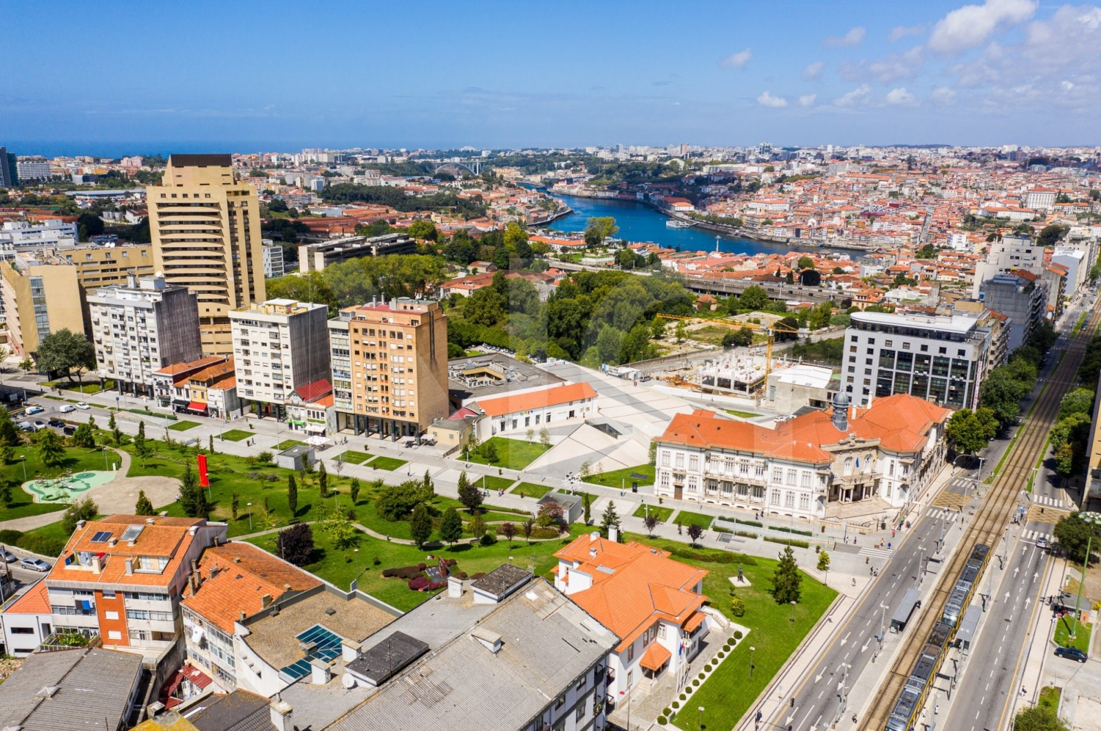 Apartment T3+1 for For sale in Mafamude e Vilar do Paraíso, Vila Nova de Gaia, Porto - Área envolvente (Imagem 5)