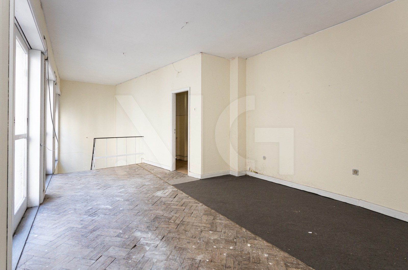 Office for Buy in Cedofeita, Santo Ildefonso, Sé, Miragaia, São Nicolau e Vitória, Porto, Porto - Sala (Imagem 2)