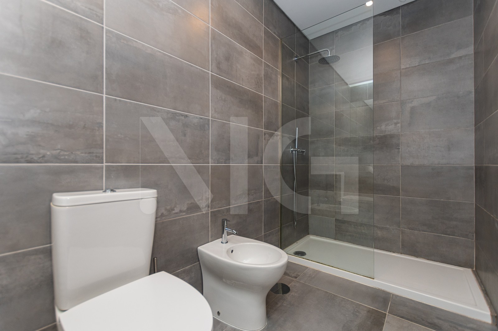 House T3+1 for For sale in Cedofeita, Santo Ildefonso, Sé, Miragaia, São Nicolau e Vitória, Porto, Porto - Casa de banho (Imagem 3)