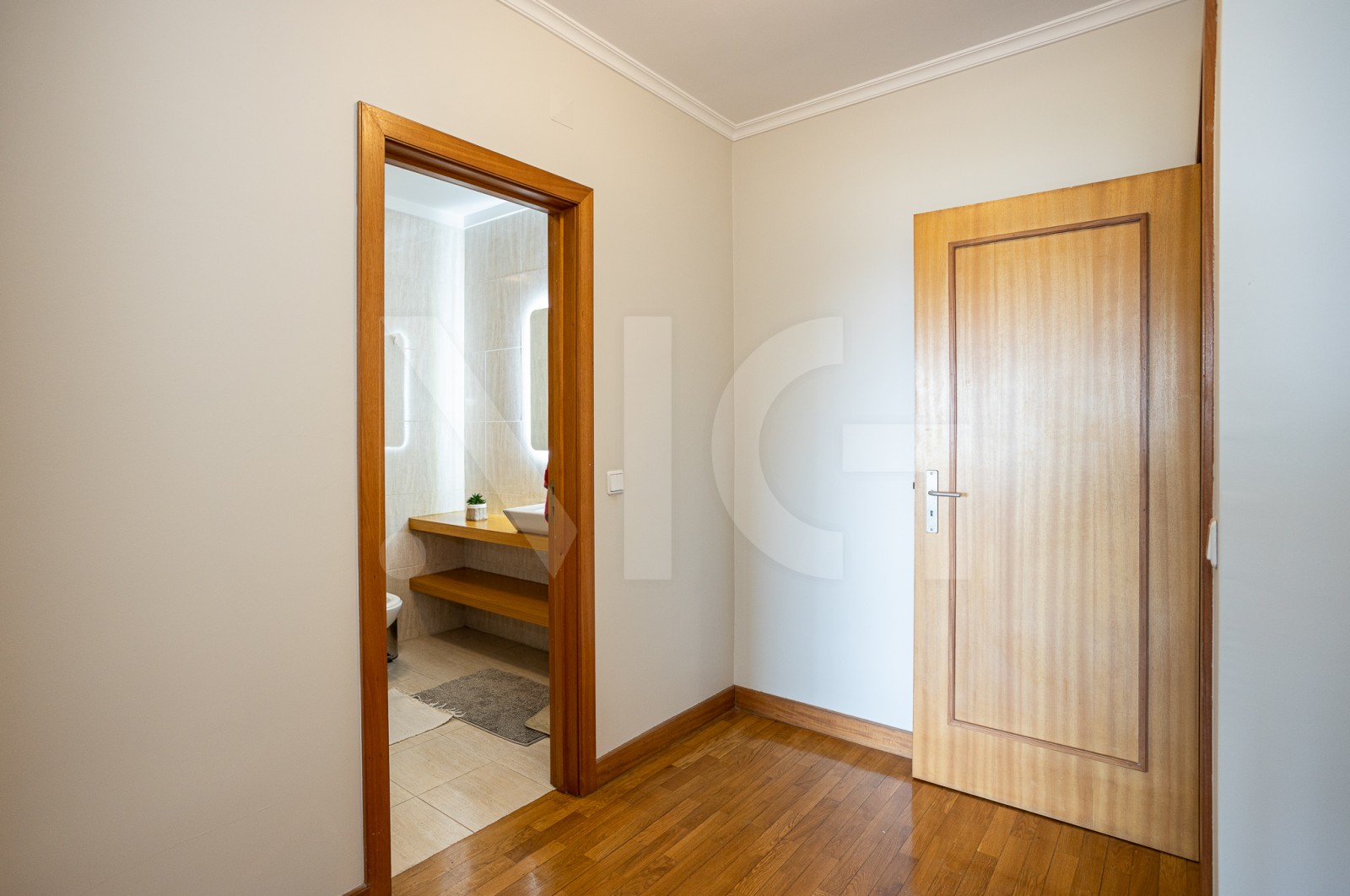 Apartamento T2 para Venda em Águas Santas, Maia, Porto - Corredor (Imagem 2)