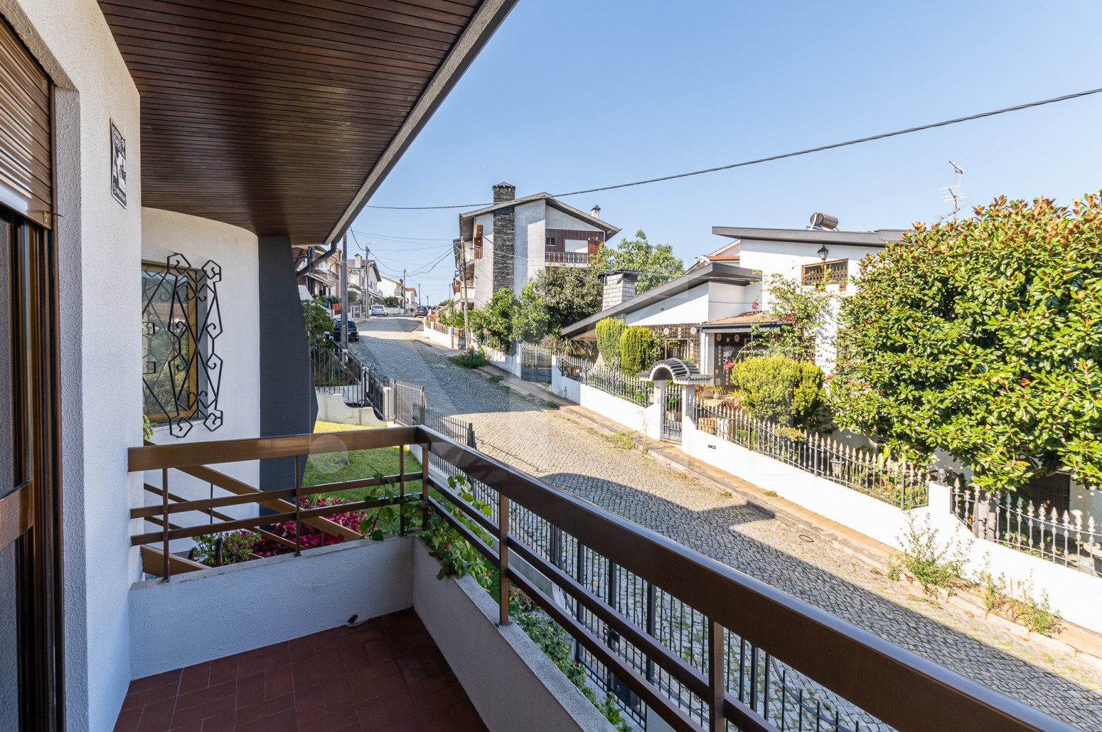 House T3+1 for For sale in Baguim do Monte (Rio Tinto), Gondomar, Porto - Varanda (Imagem 1)