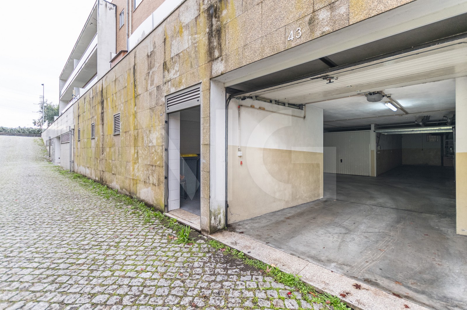 Apartamento T2 para Venda em Nogueira e Silva Escura, Maia, Porto - Parqueamento/Garagem (Imagem 1)