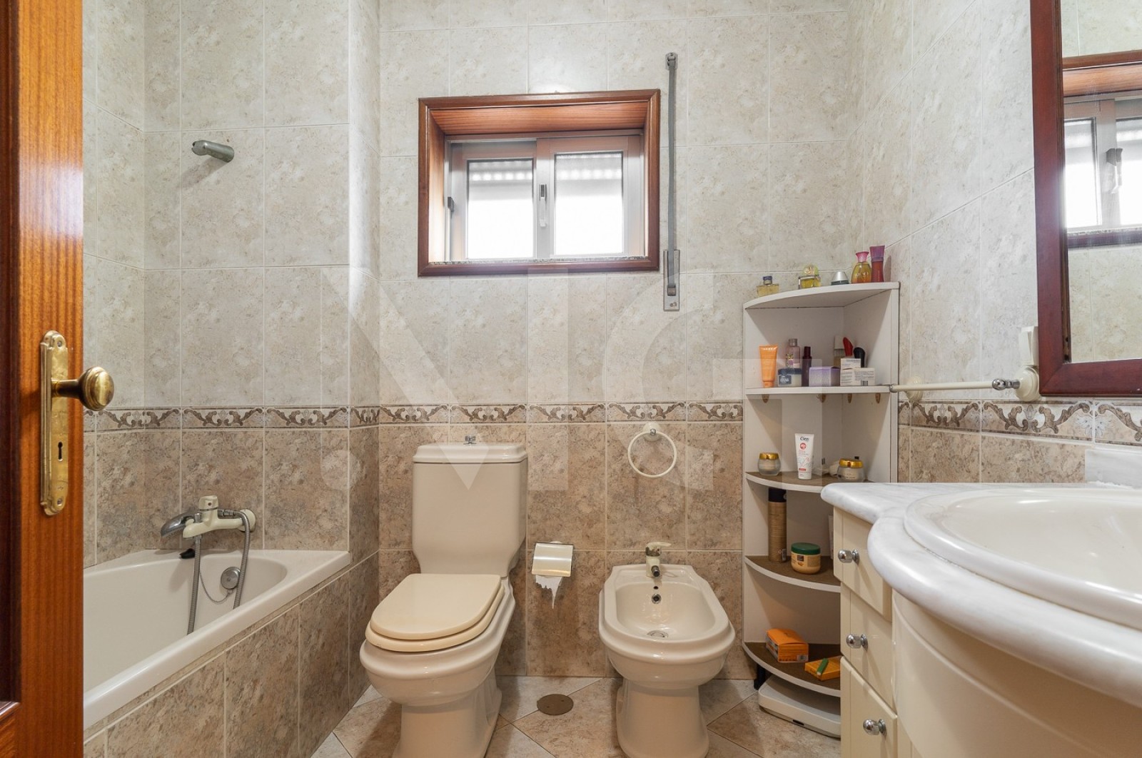 Apartamento T3 para Venda em Santo Tirso, Couto (Santa Cristina e São Miguel) e Burgães, Santo Tirso, Porto - Casa de banho (Imagem 1)