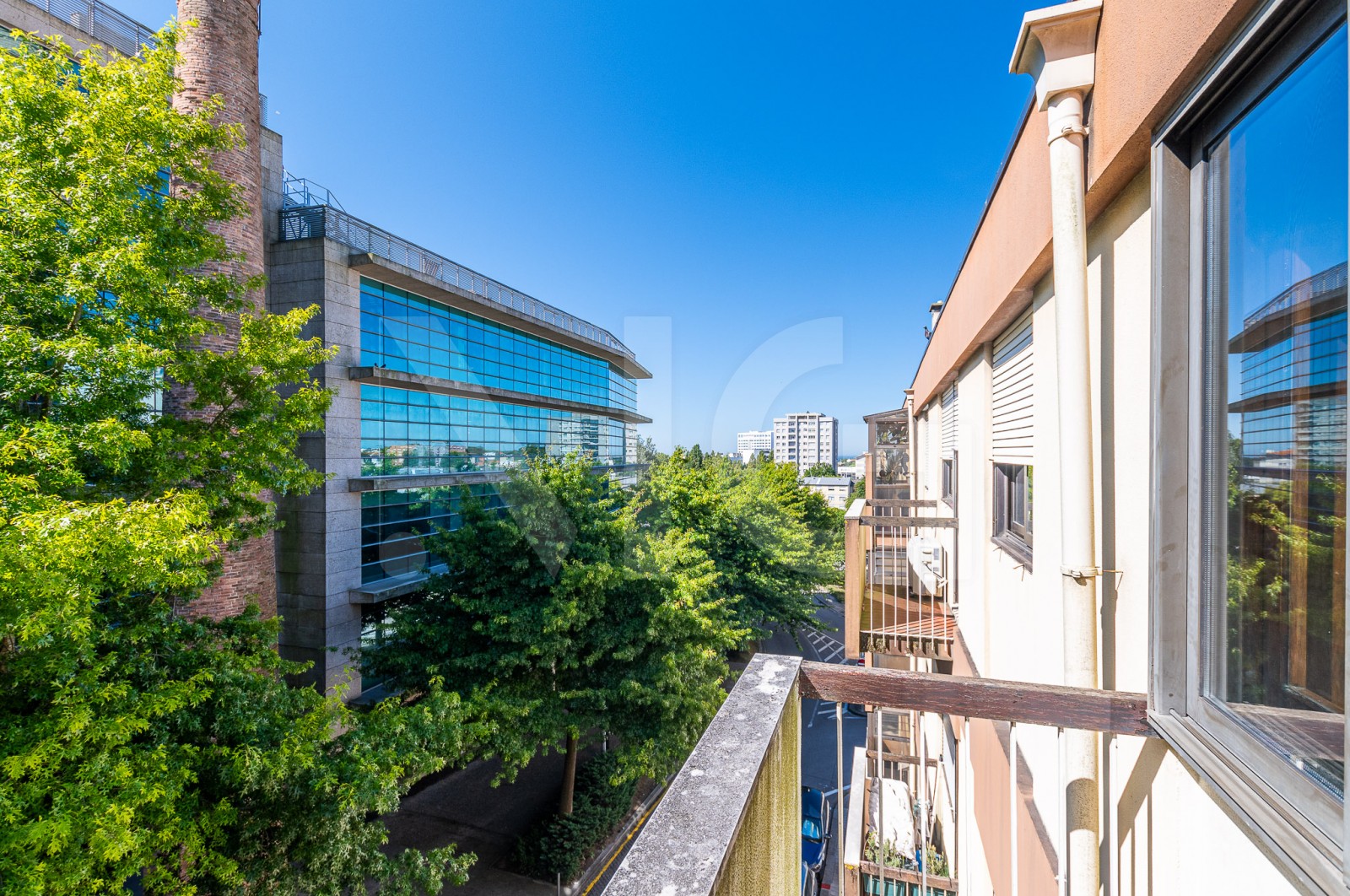 Apartamento T3 para Venda em Lordelo do Ouro e Massarelos, Porto, Porto - Varanda (Imagem 1)