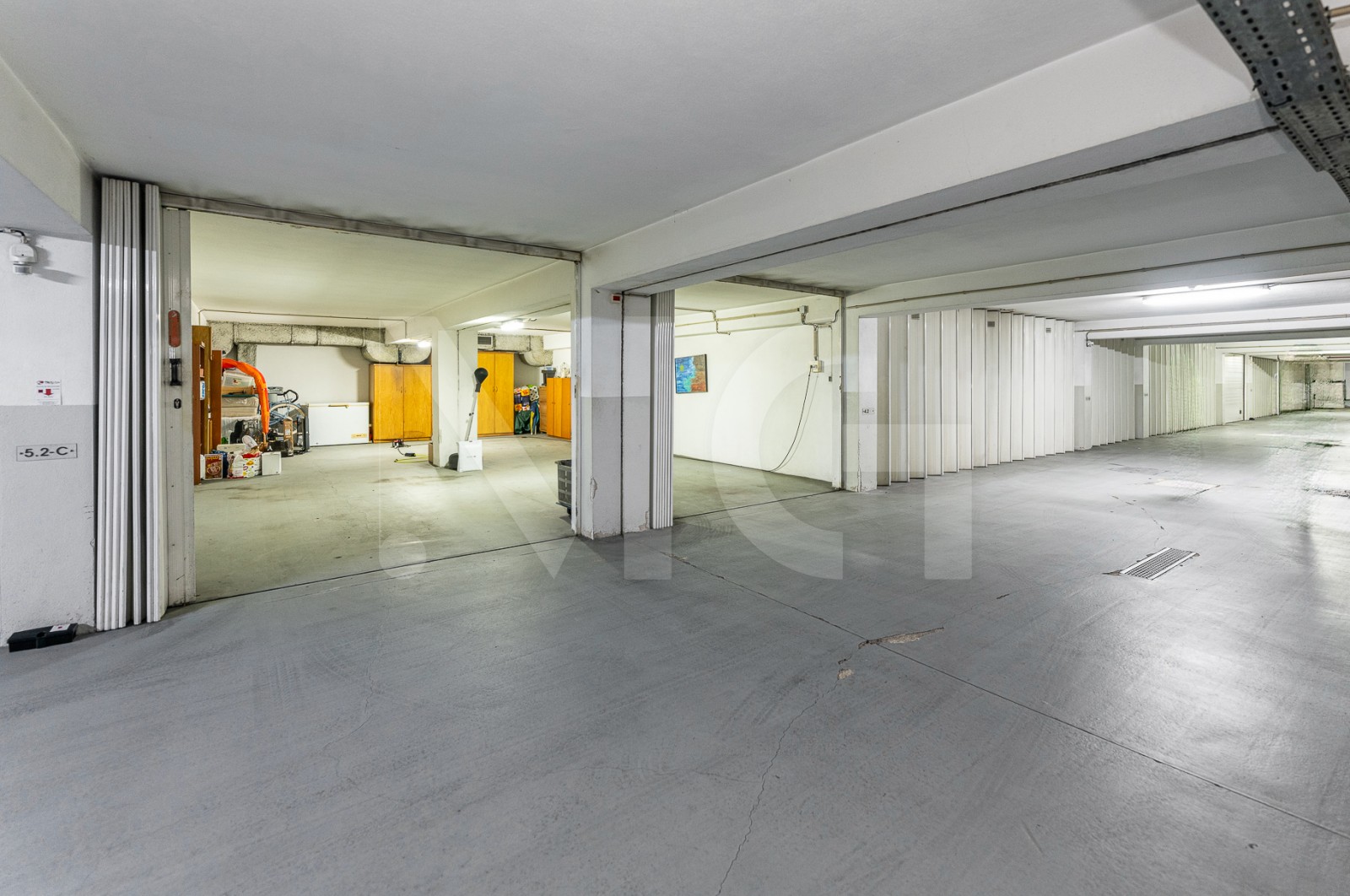 Apartment T4 for For sale in Cidade da Maia, Maia, Porto - Parqueamento/Garagem (Imagem 1)