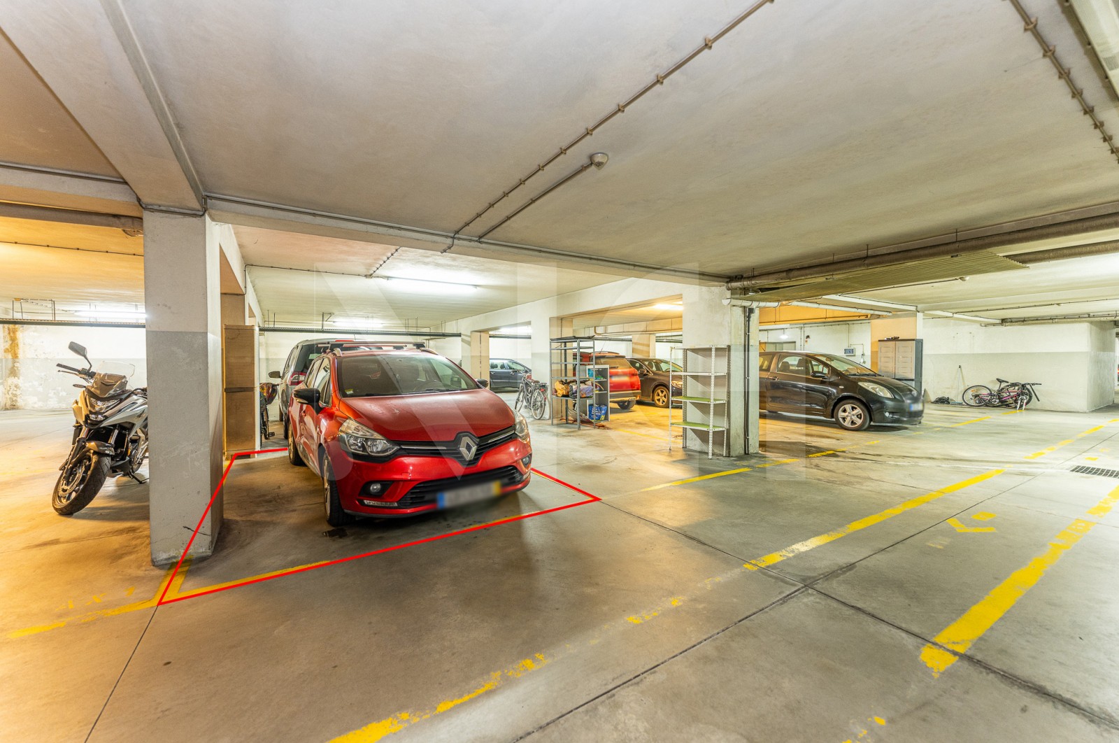 Apartment T2+1 for For sale in Águas Santas, Maia, Porto - Parqueamento/Garagem (Imagem 1)