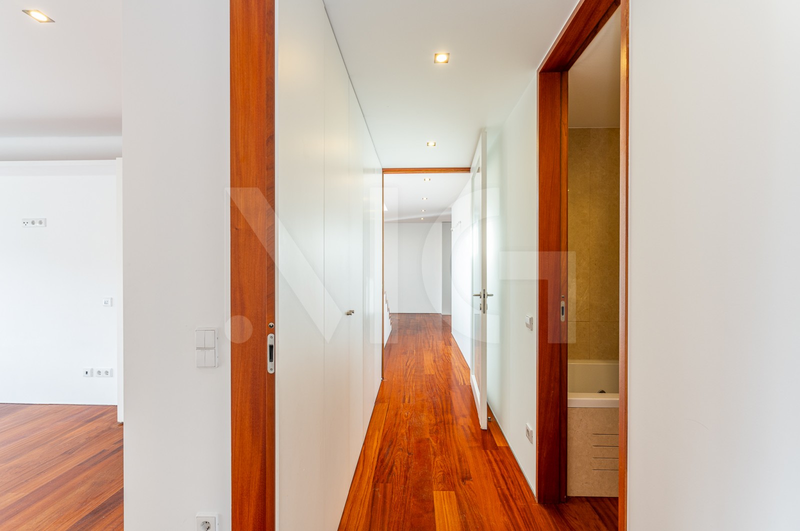 Apartamento T3 para Venda em Lordelo do Ouro e Massarelos, Porto, Porto - Corredor (Imagem 2)