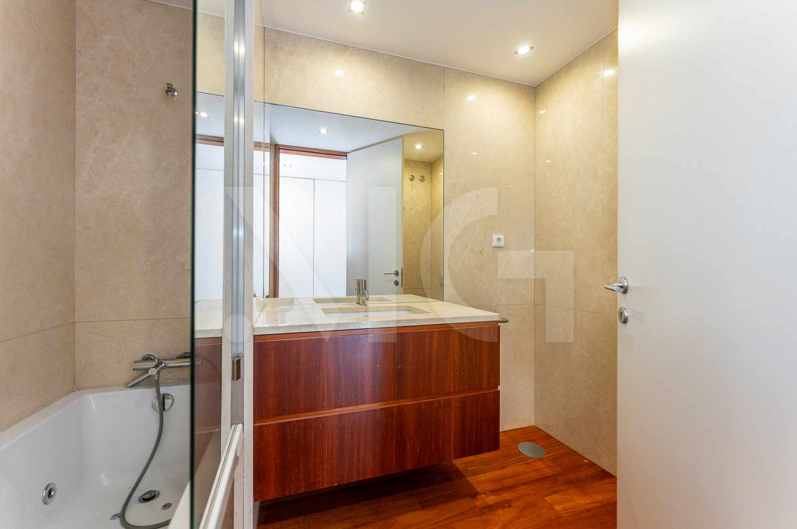 Apartamento T3 para Venda em Lordelo do Ouro e Massarelos, Porto, Porto - Casa de banho (Imagem 1)