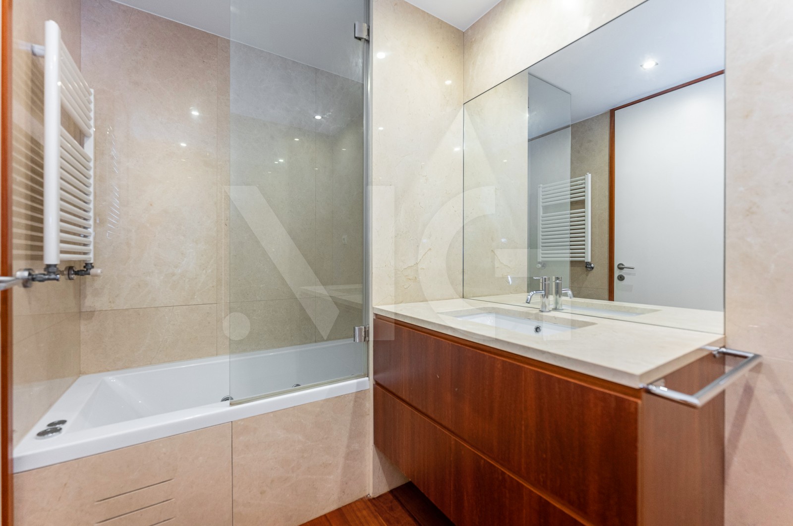 Apartamento T3 para Venda em Lordelo do Ouro e Massarelos, Porto, Porto - Casa de banho (Imagem 2)