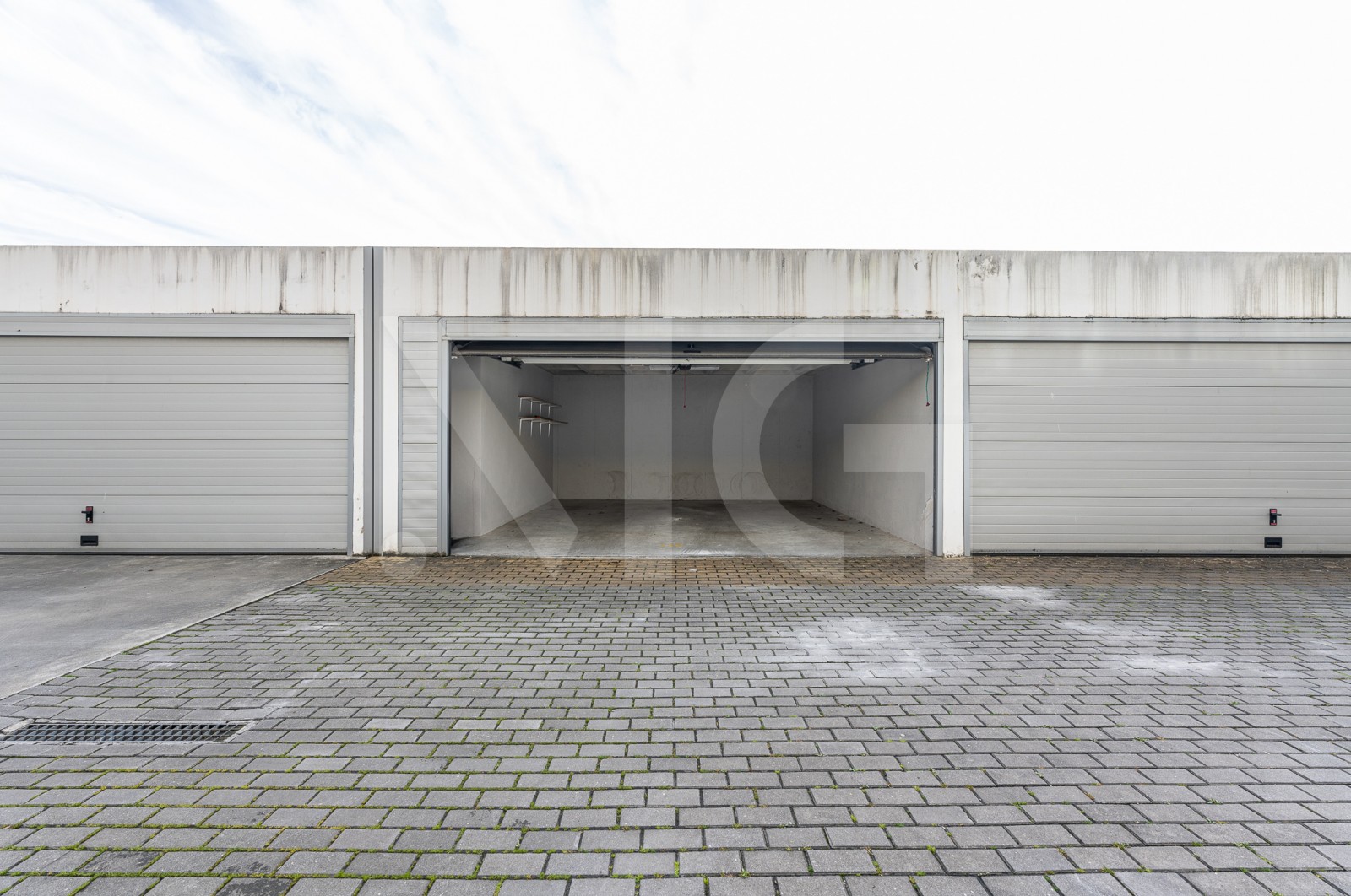 Apartamento T3 para Venda em Lordelo do Ouro e Massarelos, Porto, Porto - Parqueamento/Garagem (Imagem 1)