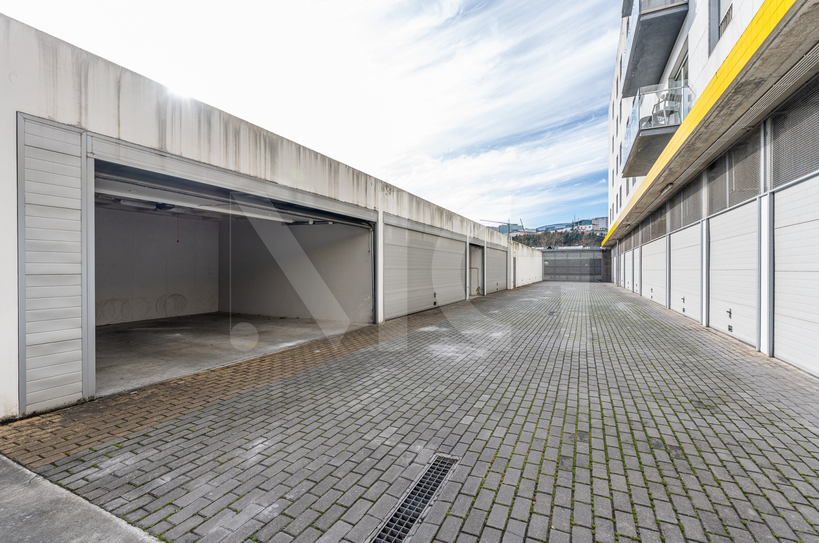 Apartamento T3 para Venda em Lordelo do Ouro e Massarelos, Porto, Porto - Parqueamento/Garagem (Imagem 2)