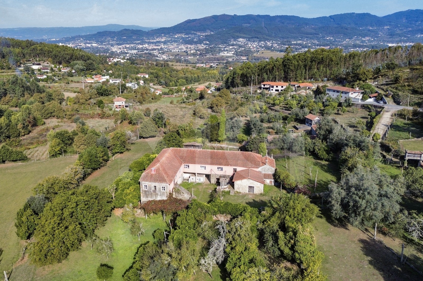 Quinta T8 para Venda em Covelas, Póvoa de Lanhoso, Braga - Área envolvente (Imagem 1)