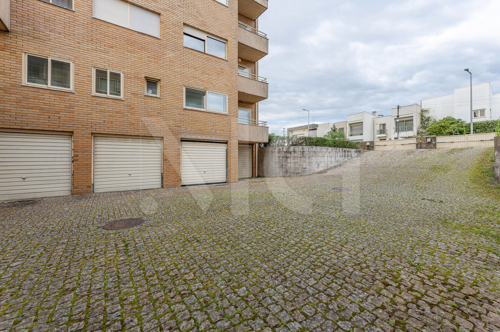 Apartamento T2 para Venda em Gulpilhares e Valadares, Vila Nova de Gaia, Porto - Parqueamento/Garagem (Imagem 1)