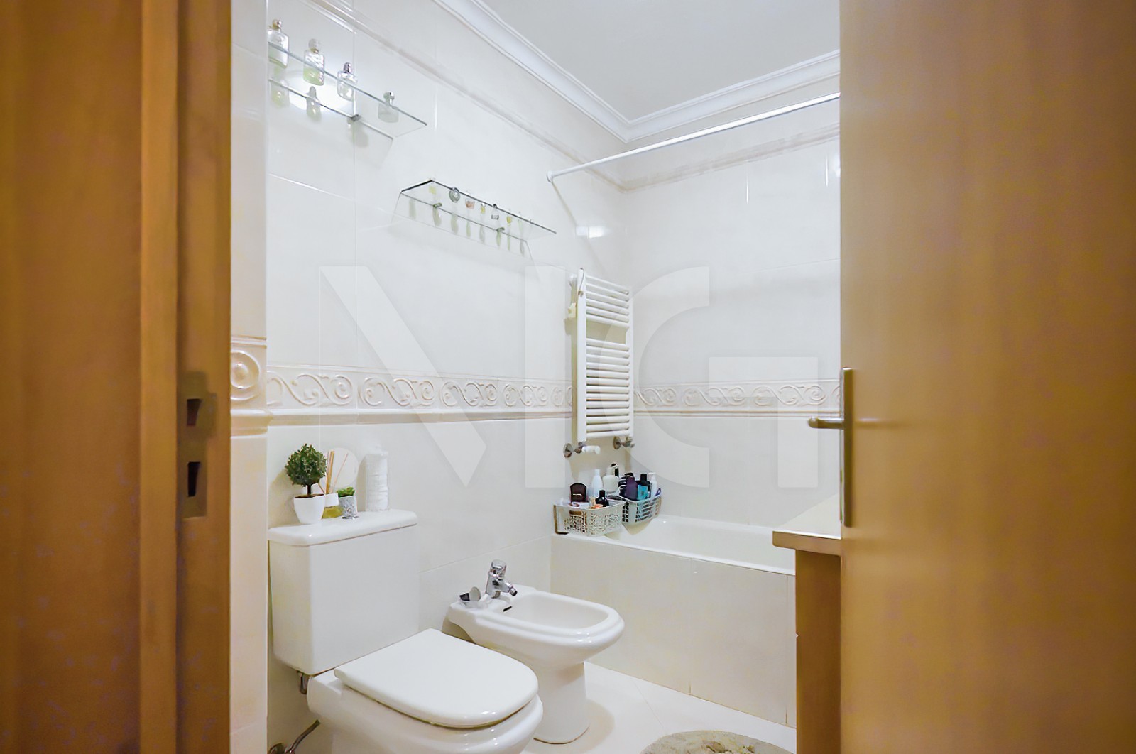 Apartamento T2 para Venda em Gulpilhares e Valadares, Vila Nova de Gaia, Porto - Casa de banho (Imagem 1)