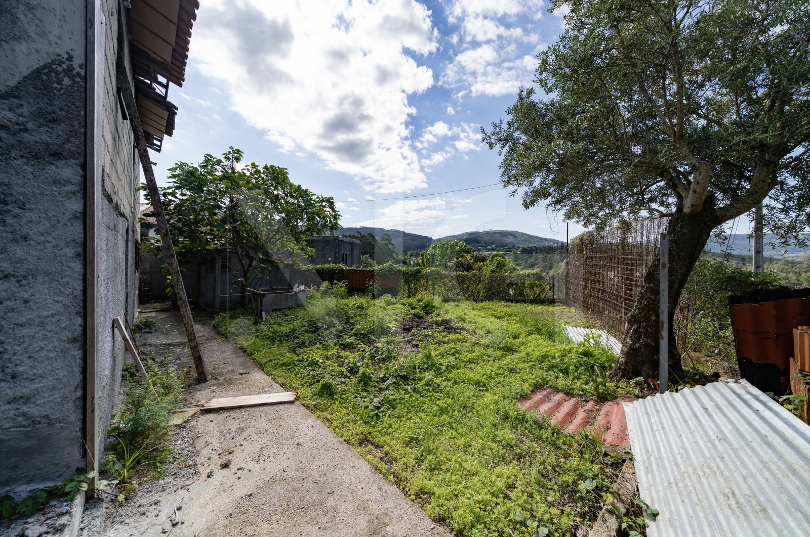 Moradia T3 para Venda em Verim, Friande e Ajude, Póvoa de Lanhoso, Braga - Quintal/Jardim (Imagem 1)