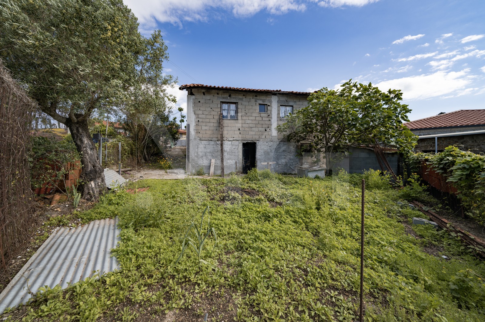 Moradia T3 para Venda em Verim, Friande e Ajude, Póvoa de Lanhoso, Braga - Quintal/Jardim (Imagem 2)