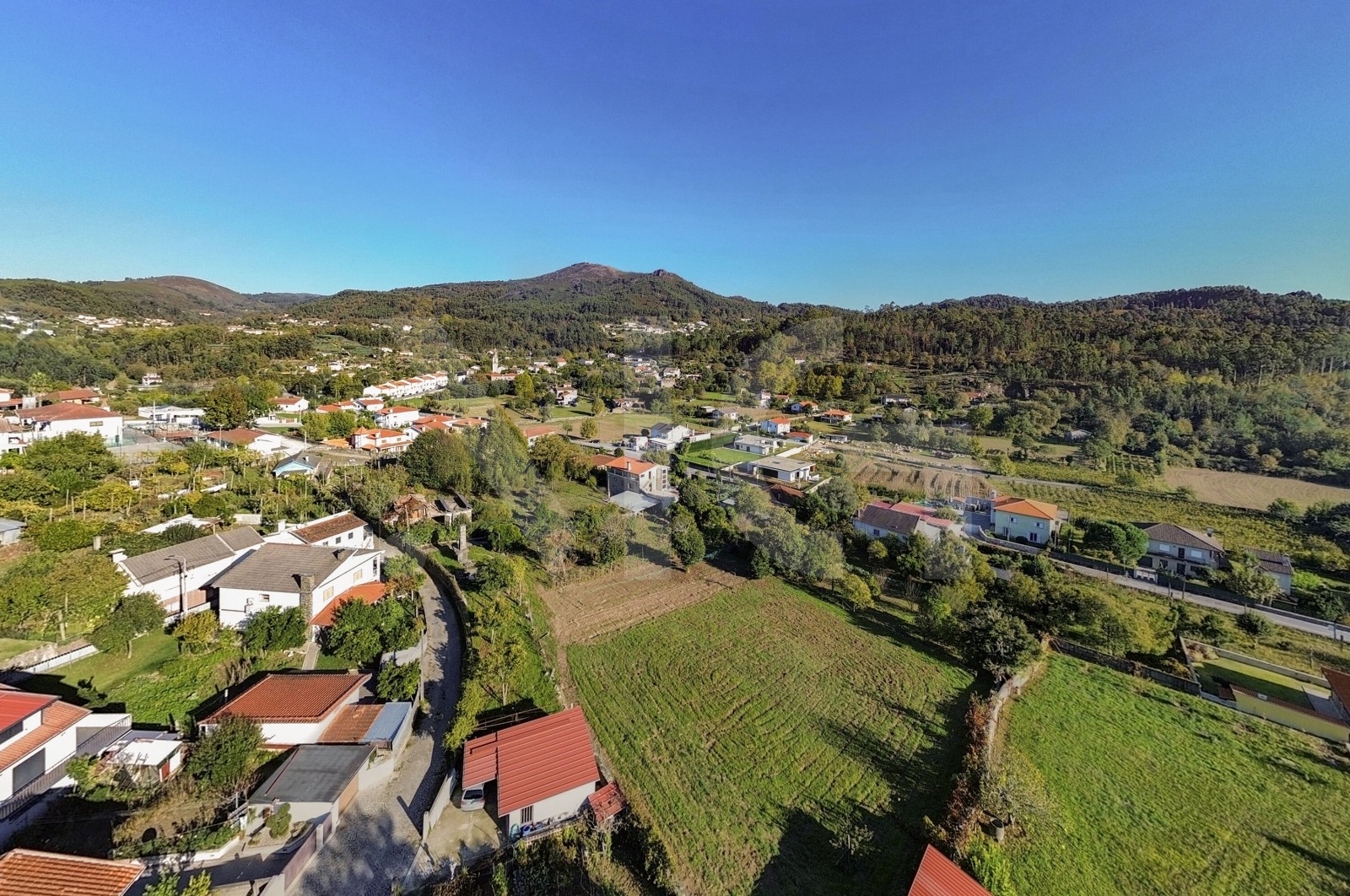 Land Rustic for For sale in Torre e Portela, Amares, Braga - Área envolvente (Imagem 1)