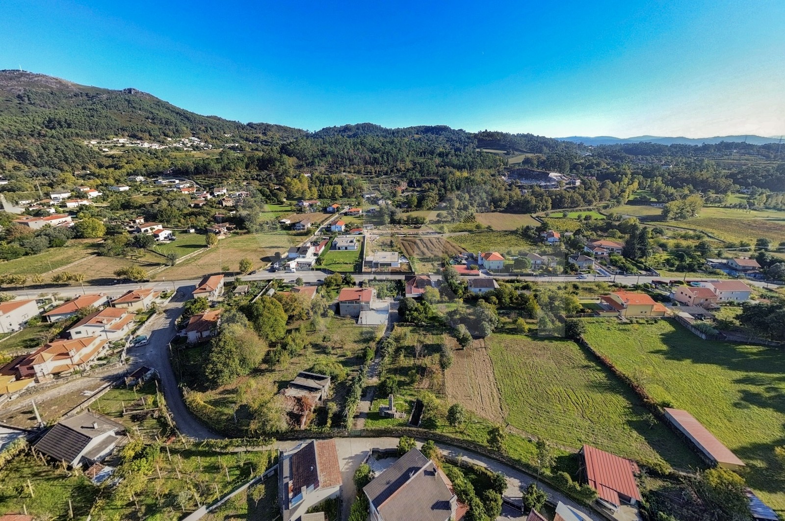 Land Rustic for For sale in Torre e Portela, Amares, Braga - Área envolvente (Imagem 6)