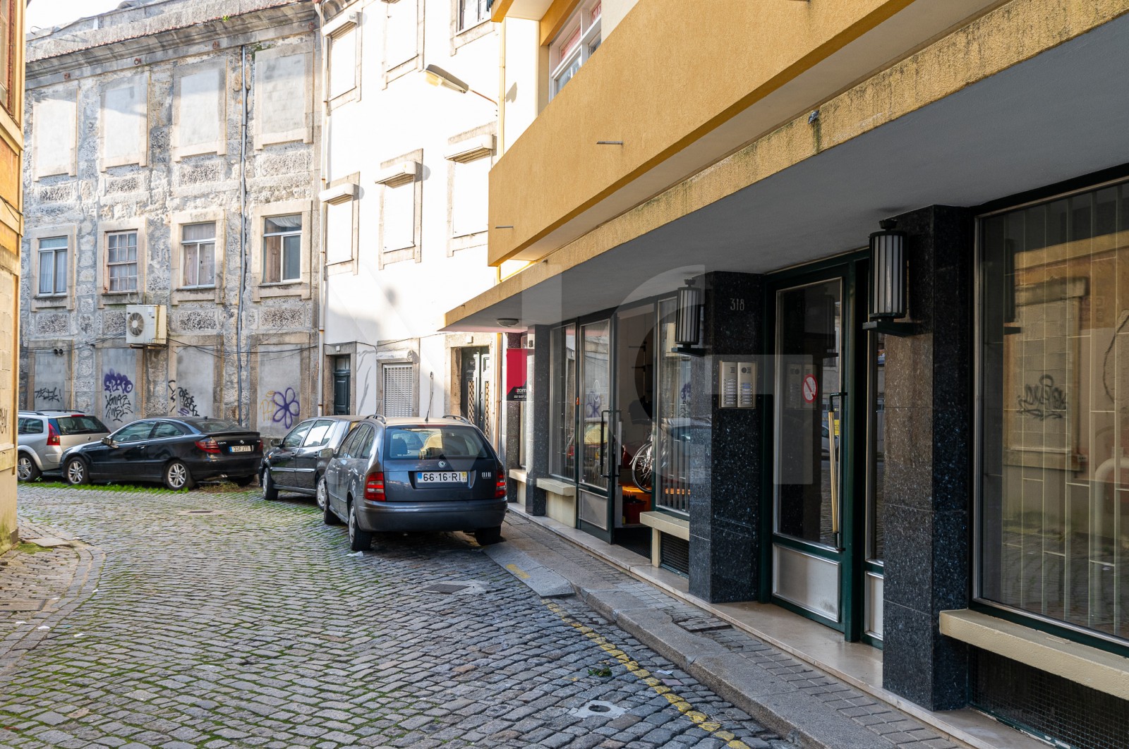 Loja para Arrendamento em Cedofeita, Santo Ildefonso, Sé, Miragaia, São Nicolau e Vitória, Porto, Porto - Fachada (Imagem 1)