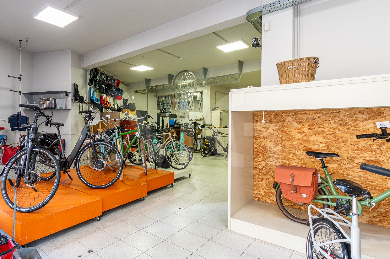 Loja para Arrendamento em Cedofeita, Santo Ildefonso, Sé, Miragaia, São Nicolau e Vitória, Porto, Porto - Armazém (Imagem 1)