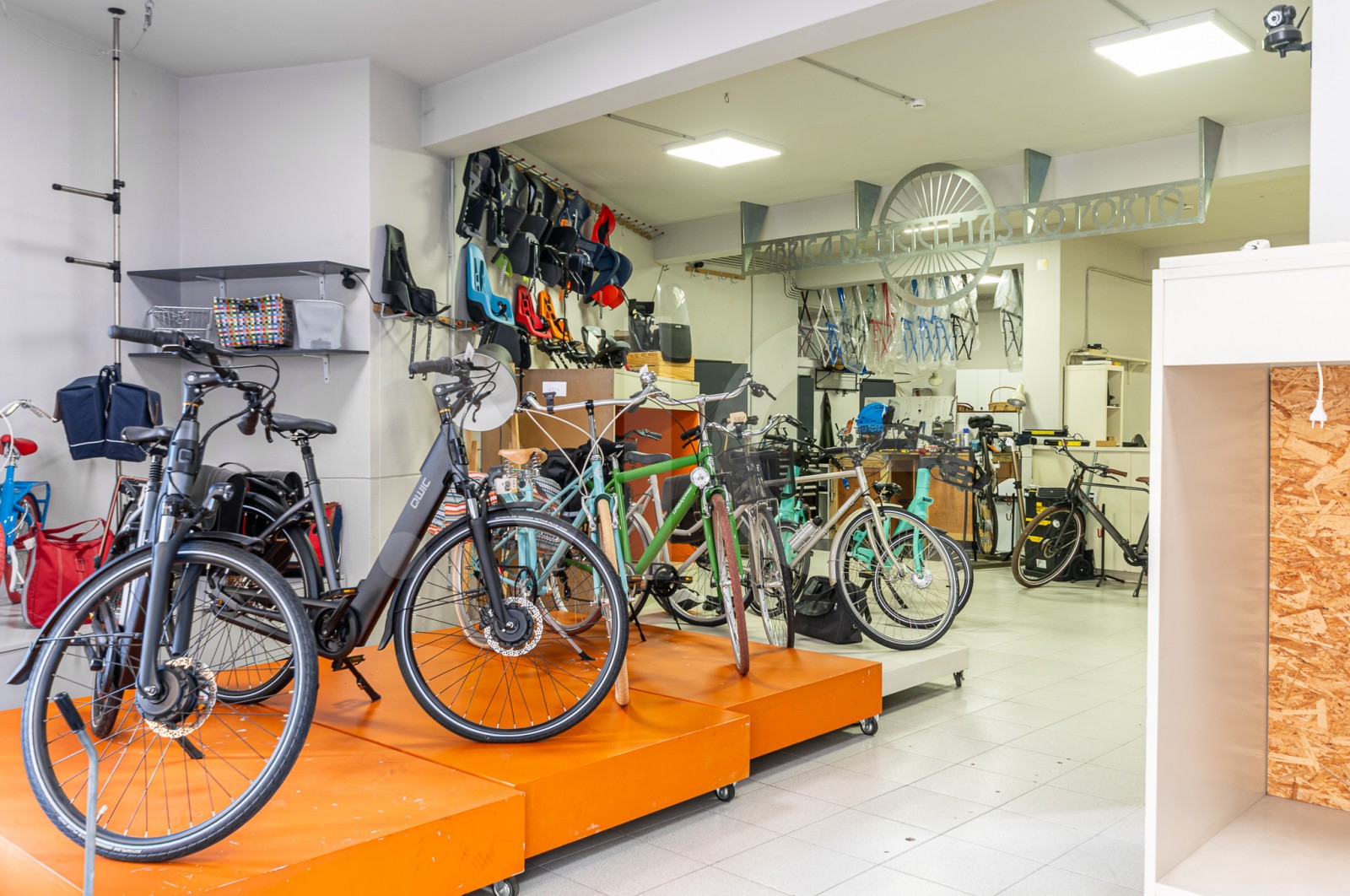 Loja para Arrendamento em Cedofeita, Santo Ildefonso, Sé, Miragaia, São Nicolau e Vitória, Porto, Porto - Armazém (Imagem 2)