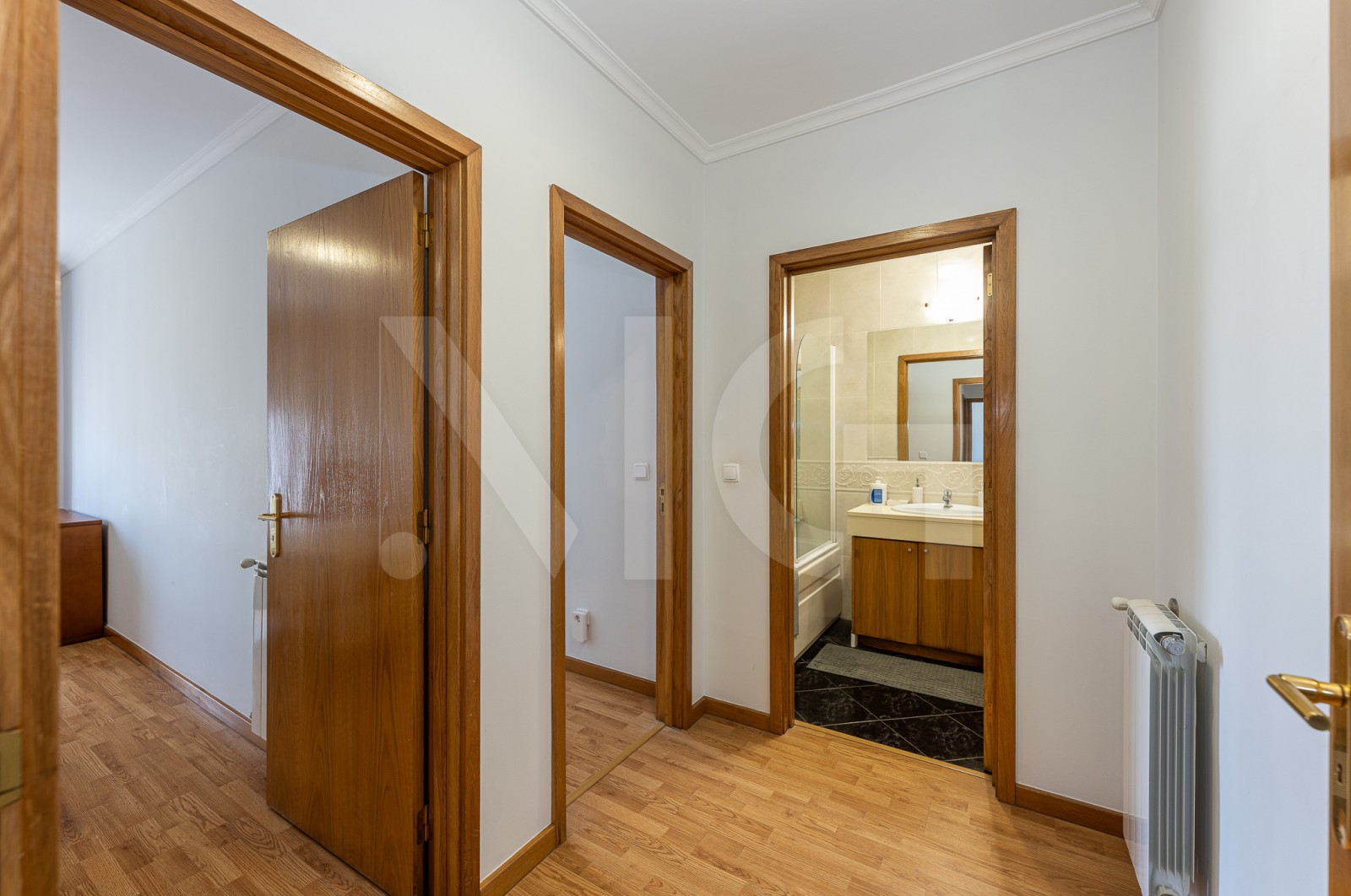 Apartamento T2 para Venda em Madalena, Vila Nova de Gaia, Porto - Corredor (Imagem 1)