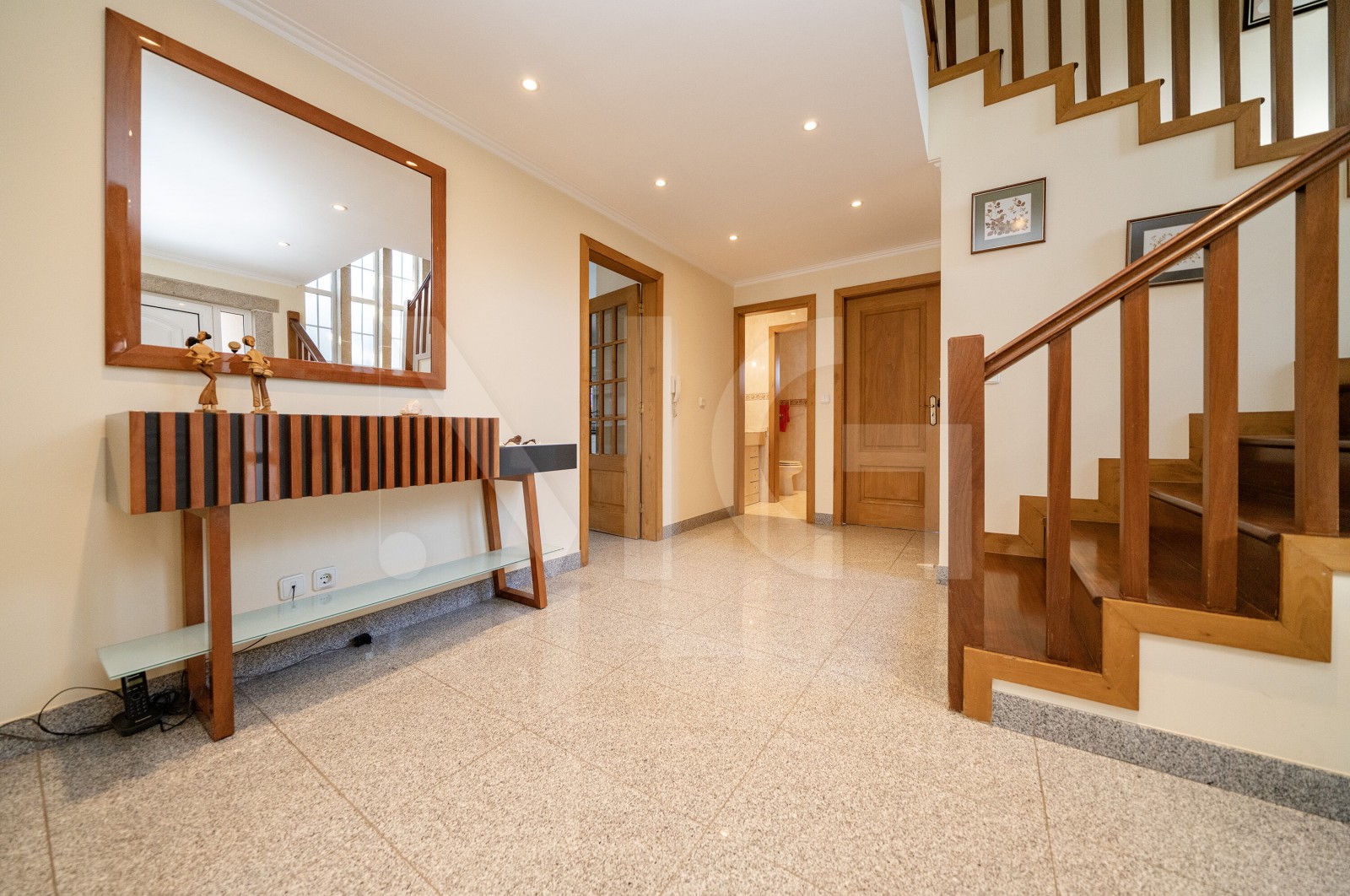 Moradia T5 para Venda em Merelim (São Pedro) e Frossos, Braga, Braga - Hall de entrada (Imagem 2)