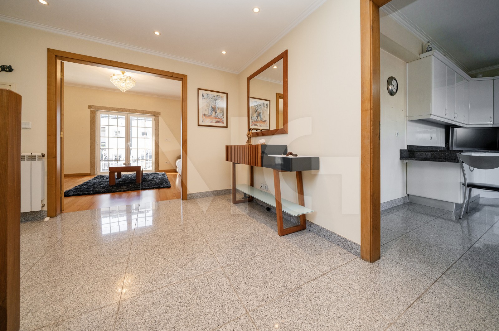 Moradia T5 para Venda em Merelim (São Pedro) e Frossos, Braga, Braga - Hall de entrada (Imagem 3)