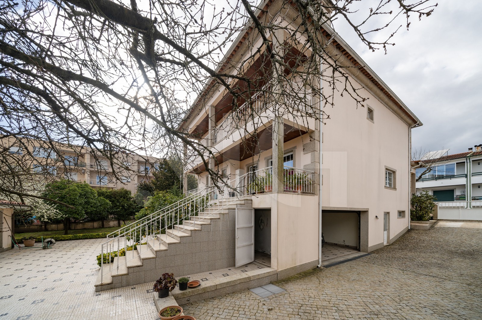 Moradia T5 para Venda em Merelim (São Pedro) e Frossos, Braga, Braga - Parqueamento/Garagem (Imagem 1)