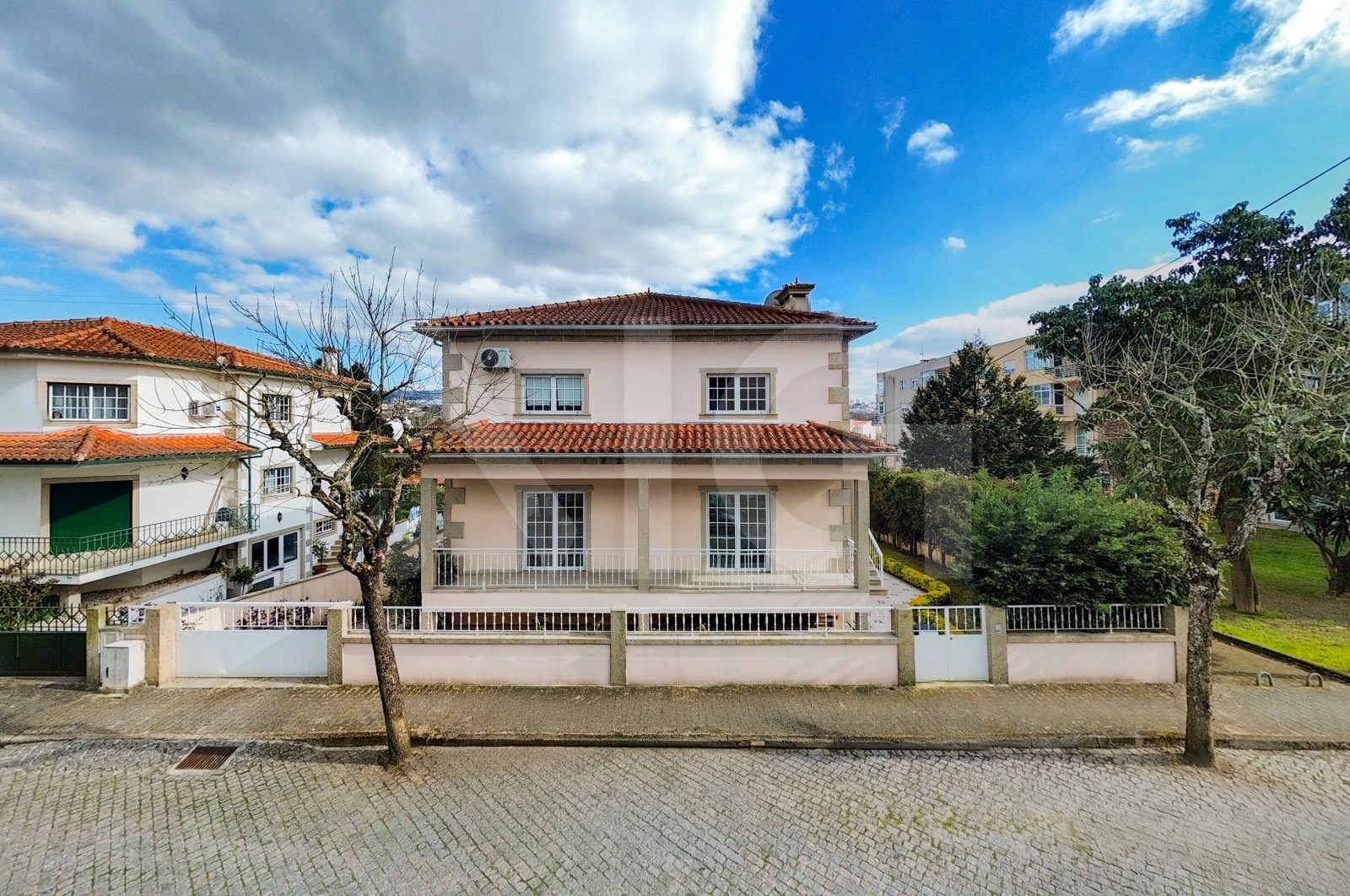 Moradia T5 para Venda em Merelim (São Pedro) e Frossos, Braga, Braga - Fachada (Imagem 6)