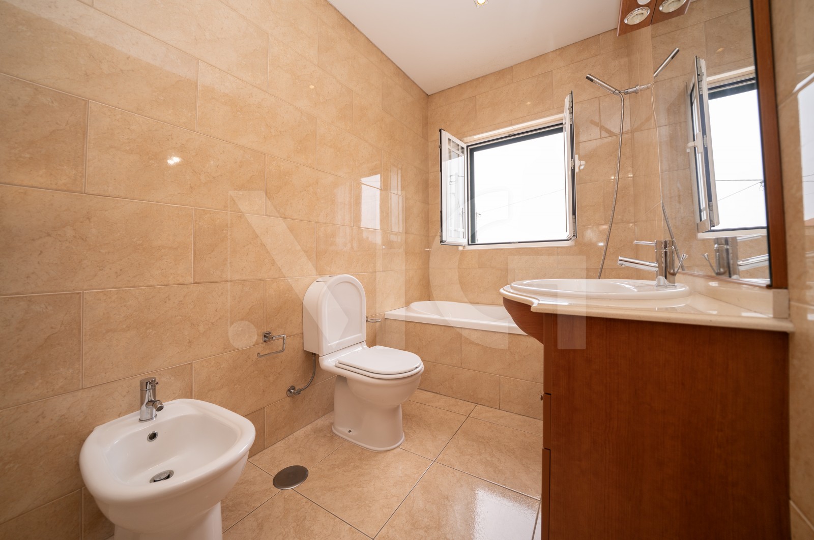 House T6 for For sale in Braga (São José de São Lázaro e São João do Souto), Braga, Braga - Casa de banho (Imagem 5)