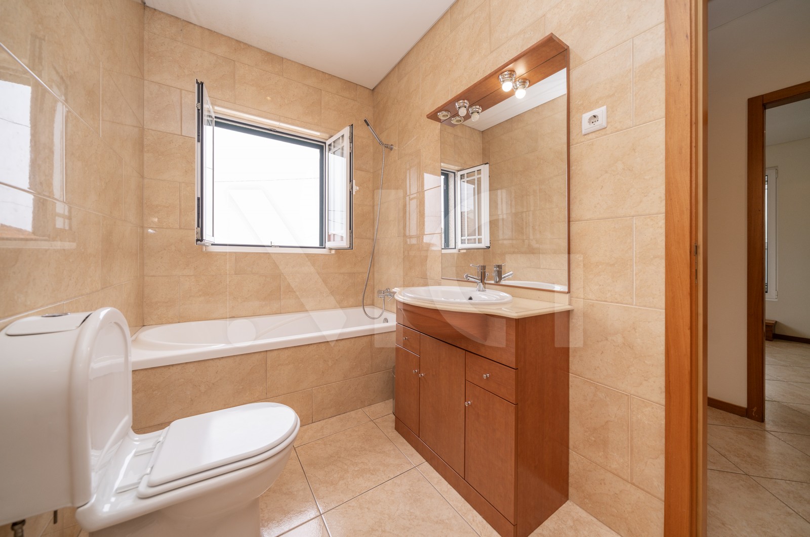 House T6 for For sale in Braga (São José de São Lázaro e São João do Souto), Braga, Braga - Casa de banho (Imagem 6)