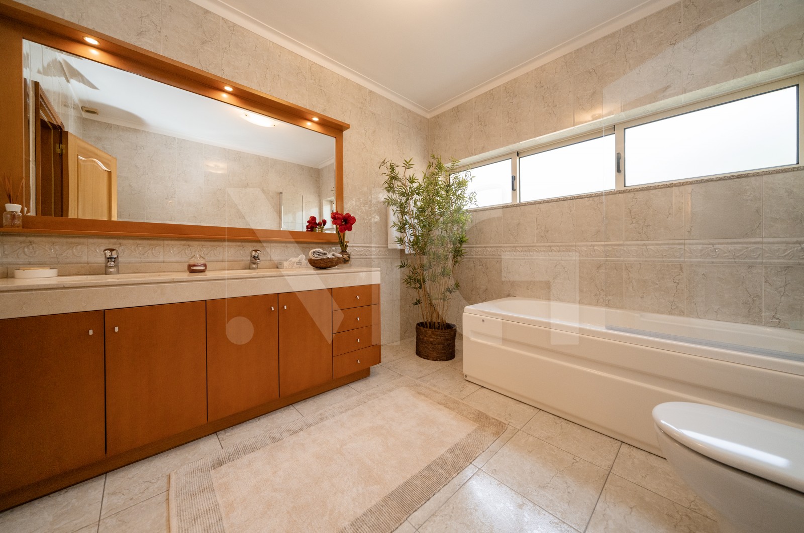 House T5 for For sale in Este (São Pedro e São Mamede), Braga, Braga - Casa de banho (Imagem 1)