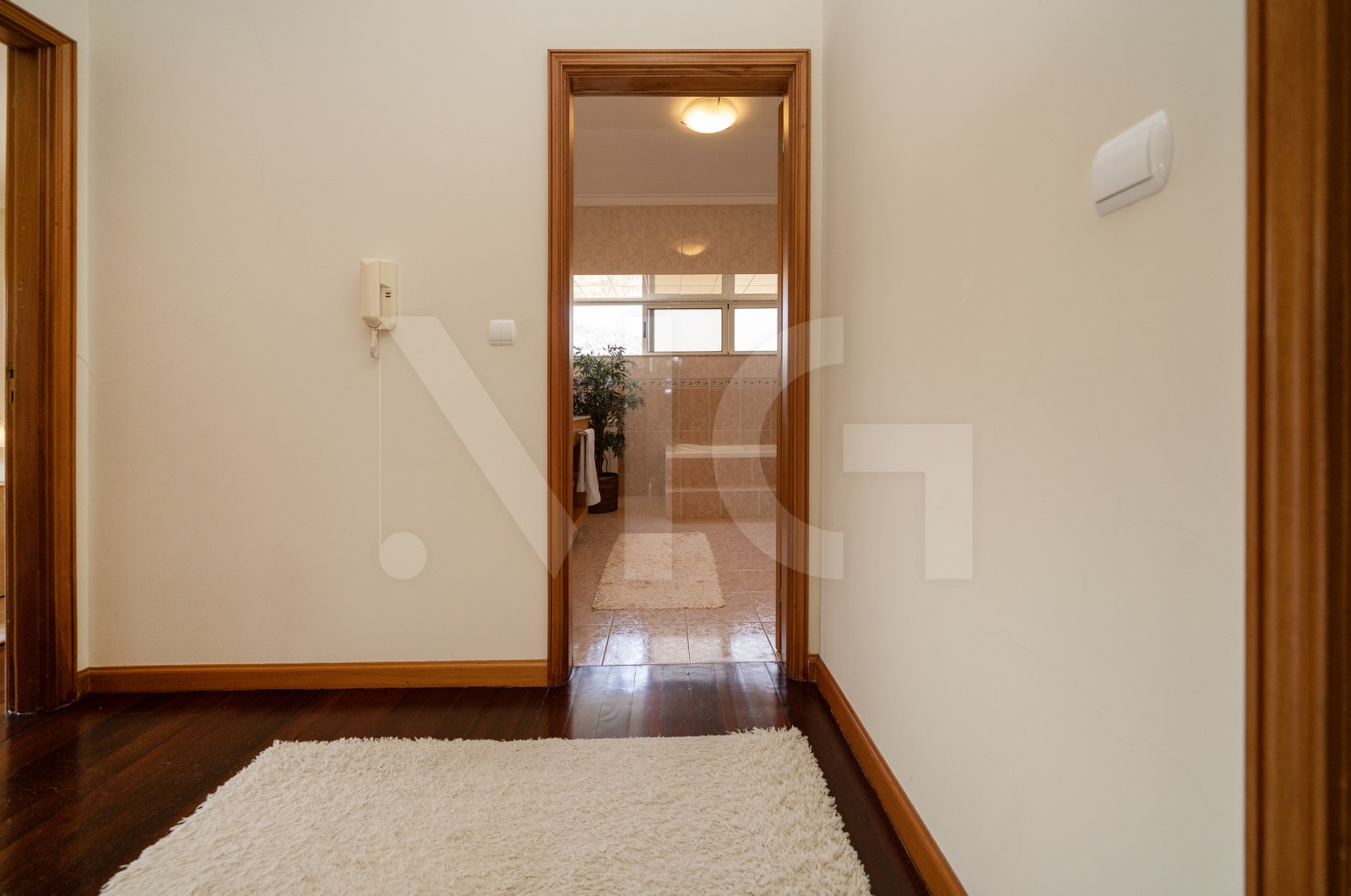 House T5 for For sale in Este (São Pedro e São Mamede), Braga, Braga - Corredor (Imagem 12)