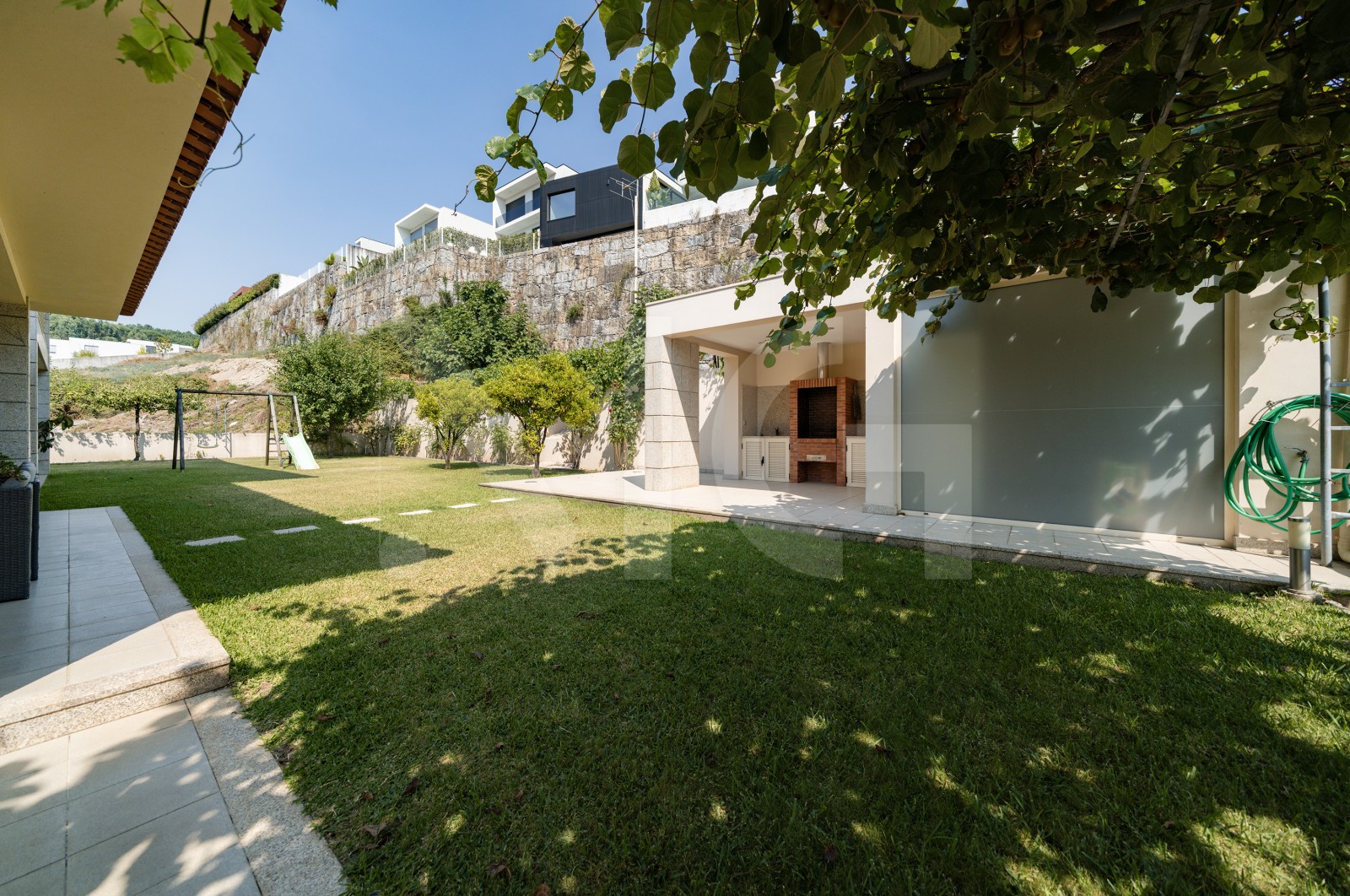 House T5 for For sale in Este (São Pedro e São Mamede), Braga, Braga - Quintal/Jardim (Imagem 2)