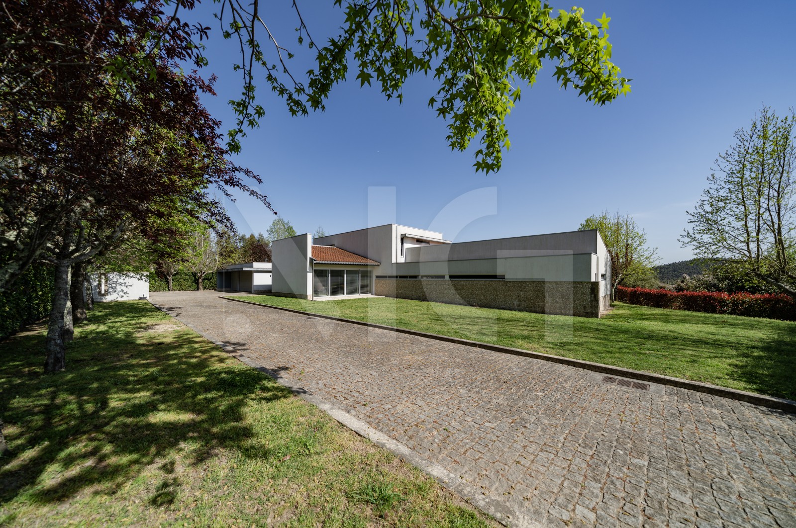 House T4+1 for For sale in Sande Vila Nova e Sande São Clemente, Guimarães, Braga - Fachada (Imagem 1)