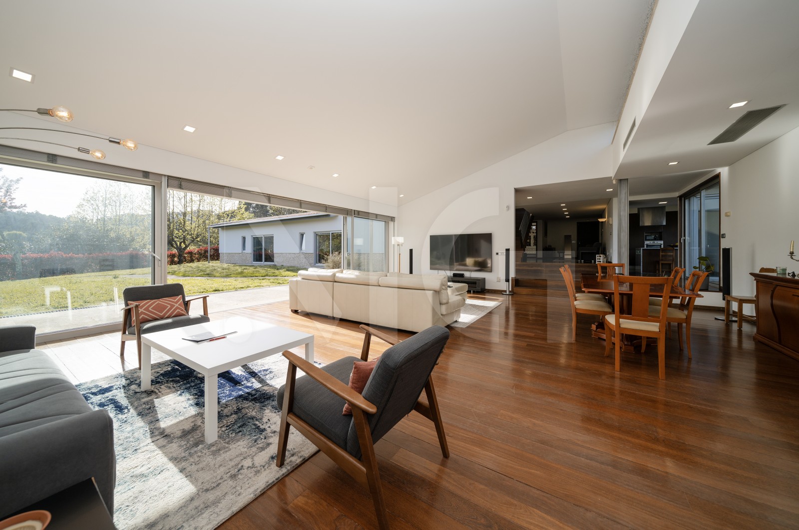 House T4+1 for For sale in Sande Vila Nova e Sande São Clemente, Guimarães, Braga - Sala (Imagem 2)