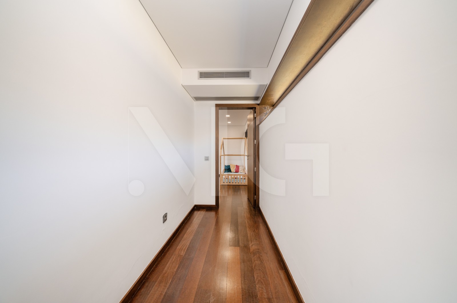 House T4+1 for For sale in Sande Vila Nova e Sande São Clemente, Guimarães, Braga - Corredor (Imagem 3)