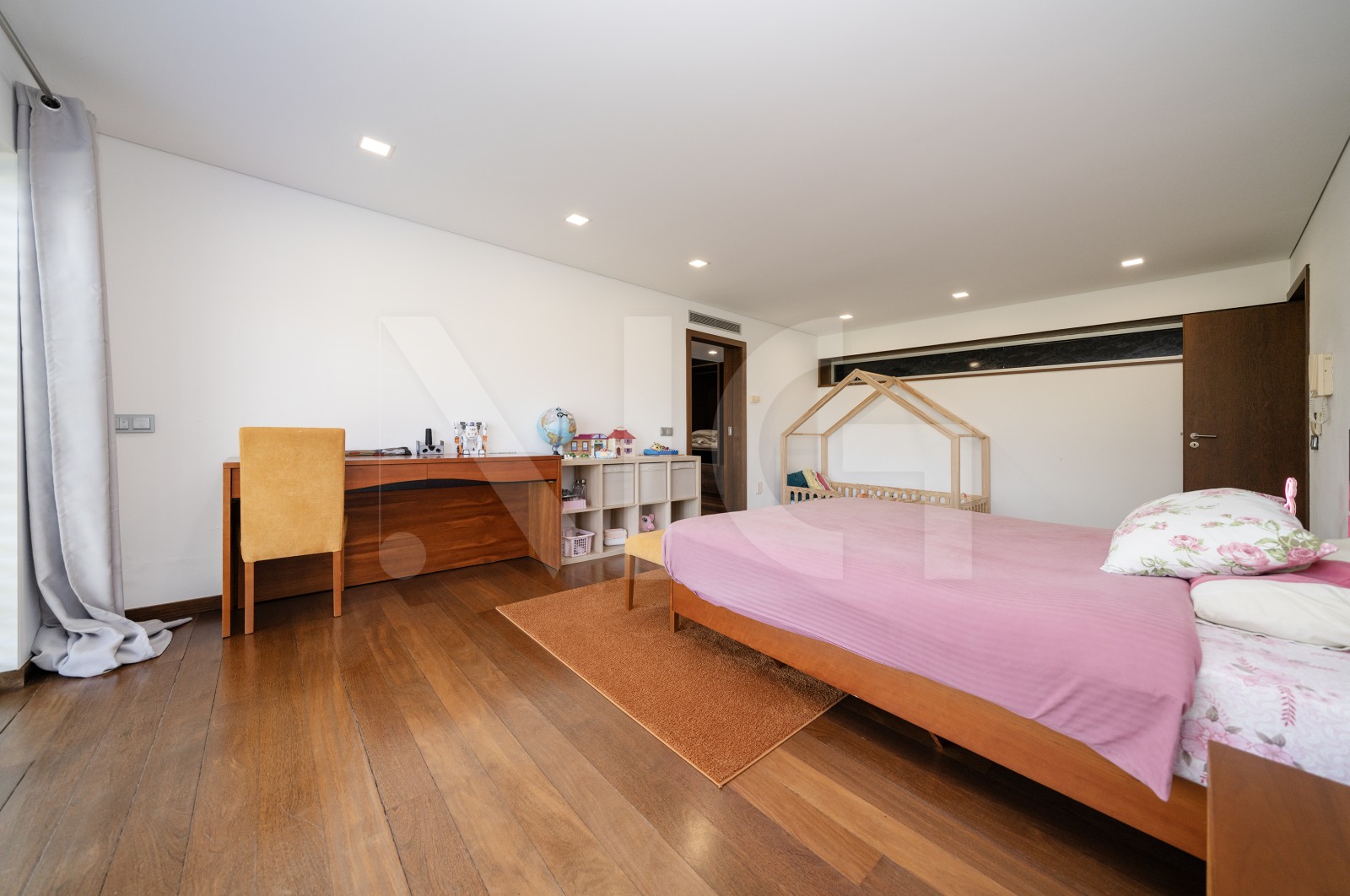 House T4+1 for For sale in Sande Vila Nova e Sande São Clemente, Guimarães, Braga - Suite (Imagem 8)