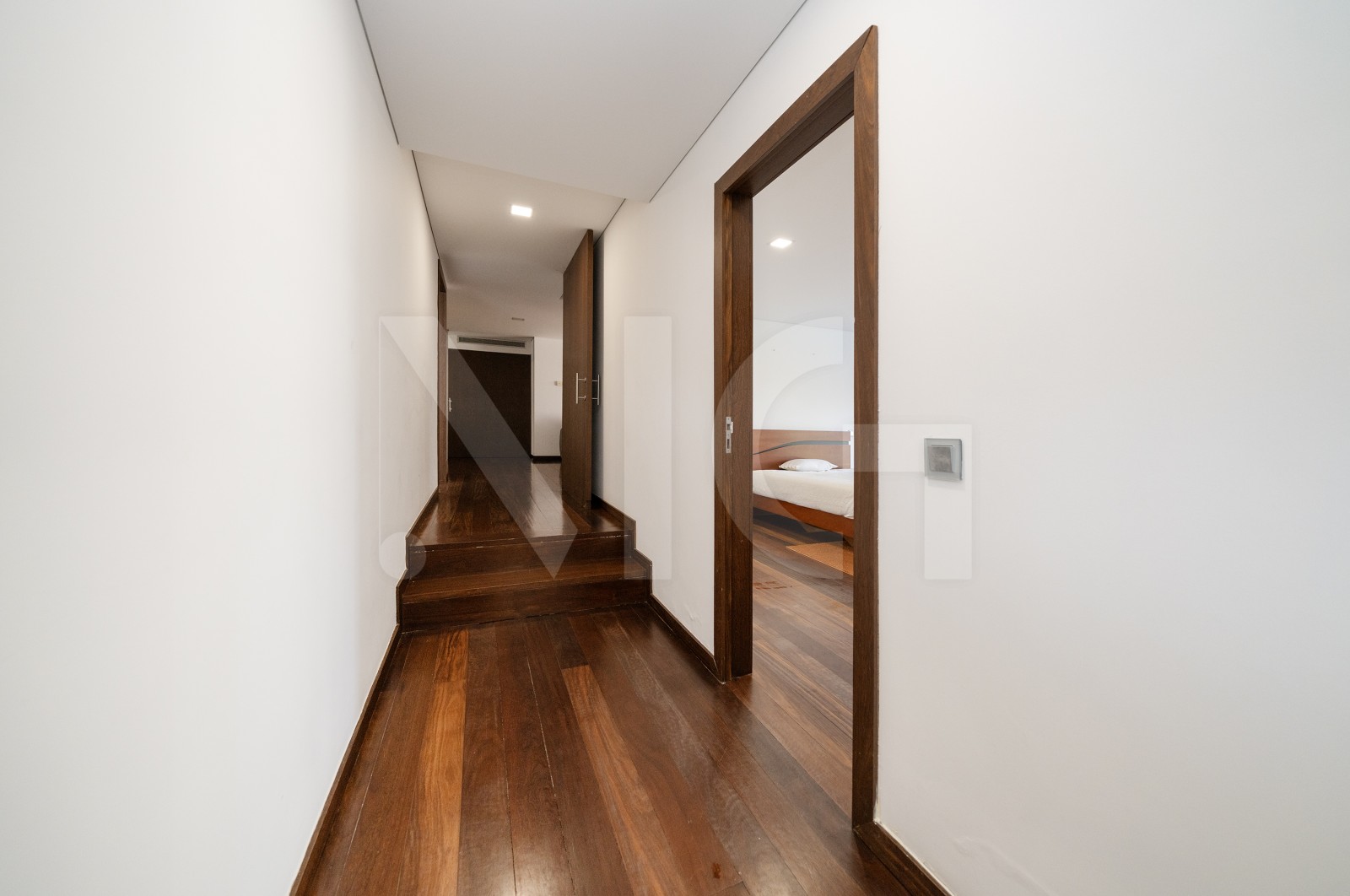 House T4+1 for For sale in Sande Vila Nova e Sande São Clemente, Guimarães, Braga - Corredor (Imagem 4)