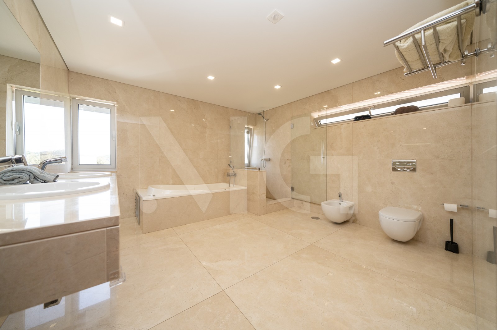 House T4+1 for For sale in Sande Vila Nova e Sande São Clemente, Guimarães, Braga - Casa de banho (Imagem 4)