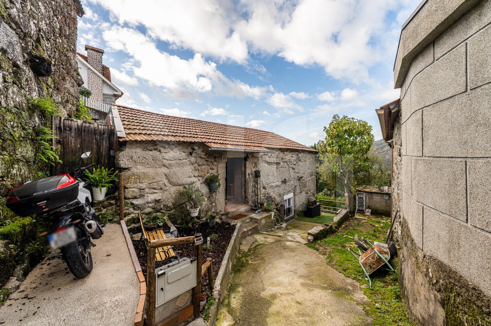 House T1 for For sale in Aboim, Felgueiras, Gontim e Pedraído, Fafe, Braga - Quintal/Jardim (Imagem 2)