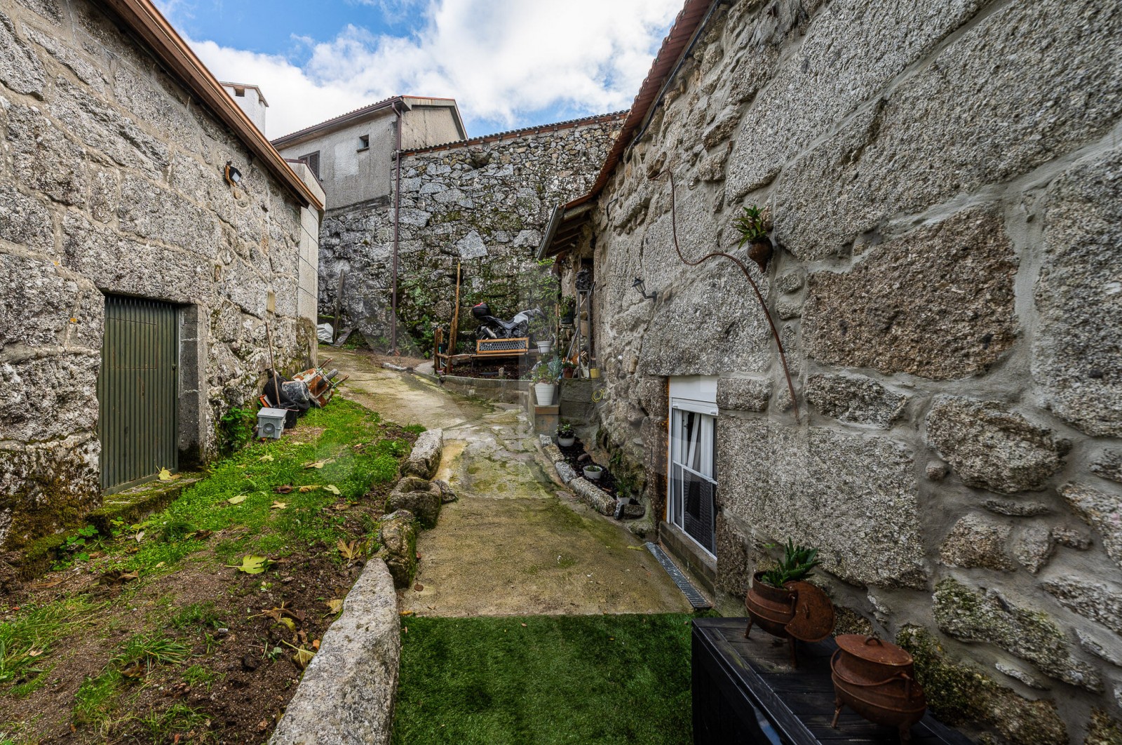 House T1 for For sale in Aboim, Felgueiras, Gontim e Pedraído, Fafe, Braga - Quintal/Jardim (Imagem 1)