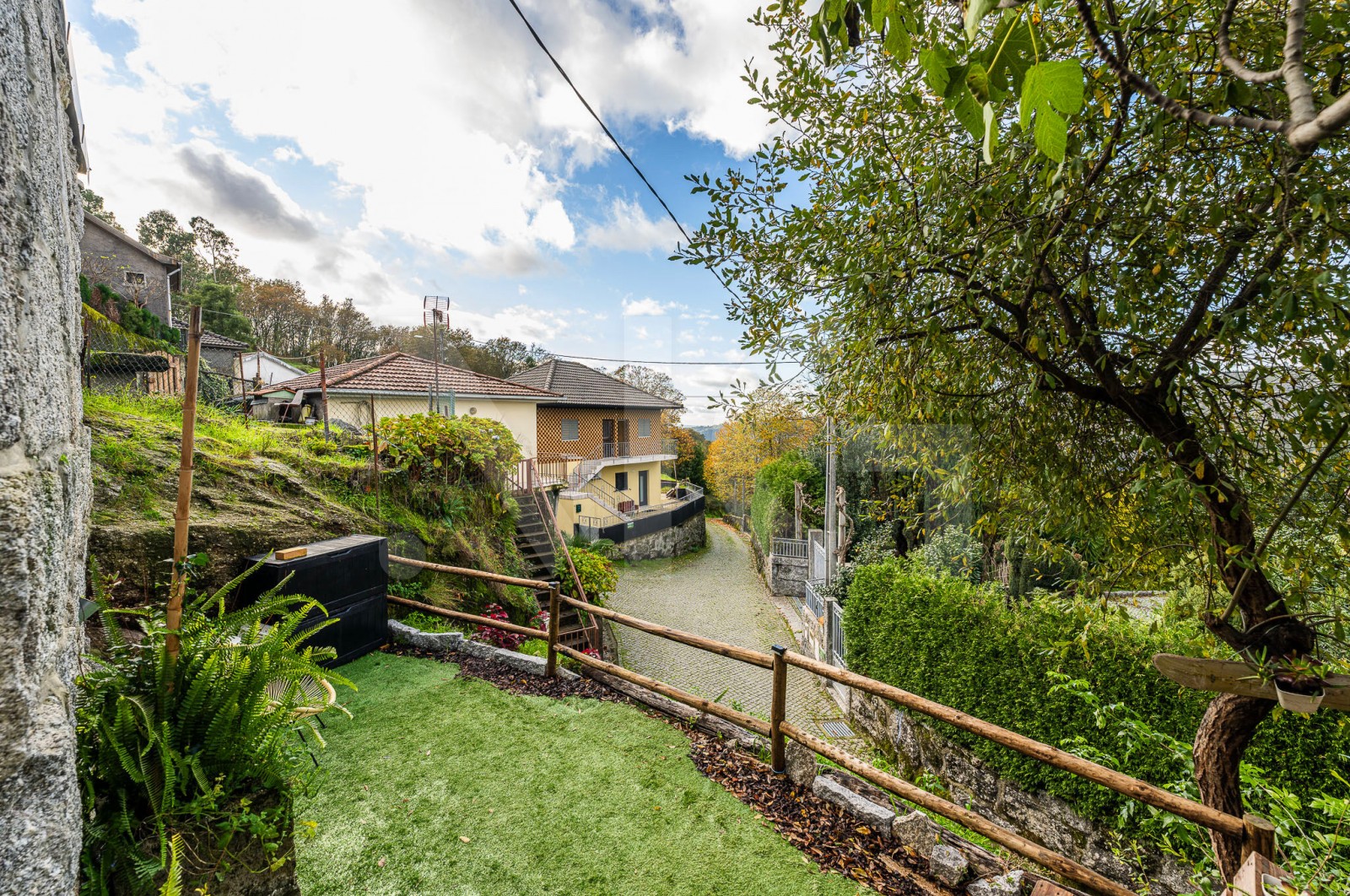 House T1 for For sale in Aboim, Felgueiras, Gontim e Pedraído, Fafe, Braga - Quintal/Jardim (Imagem 5)