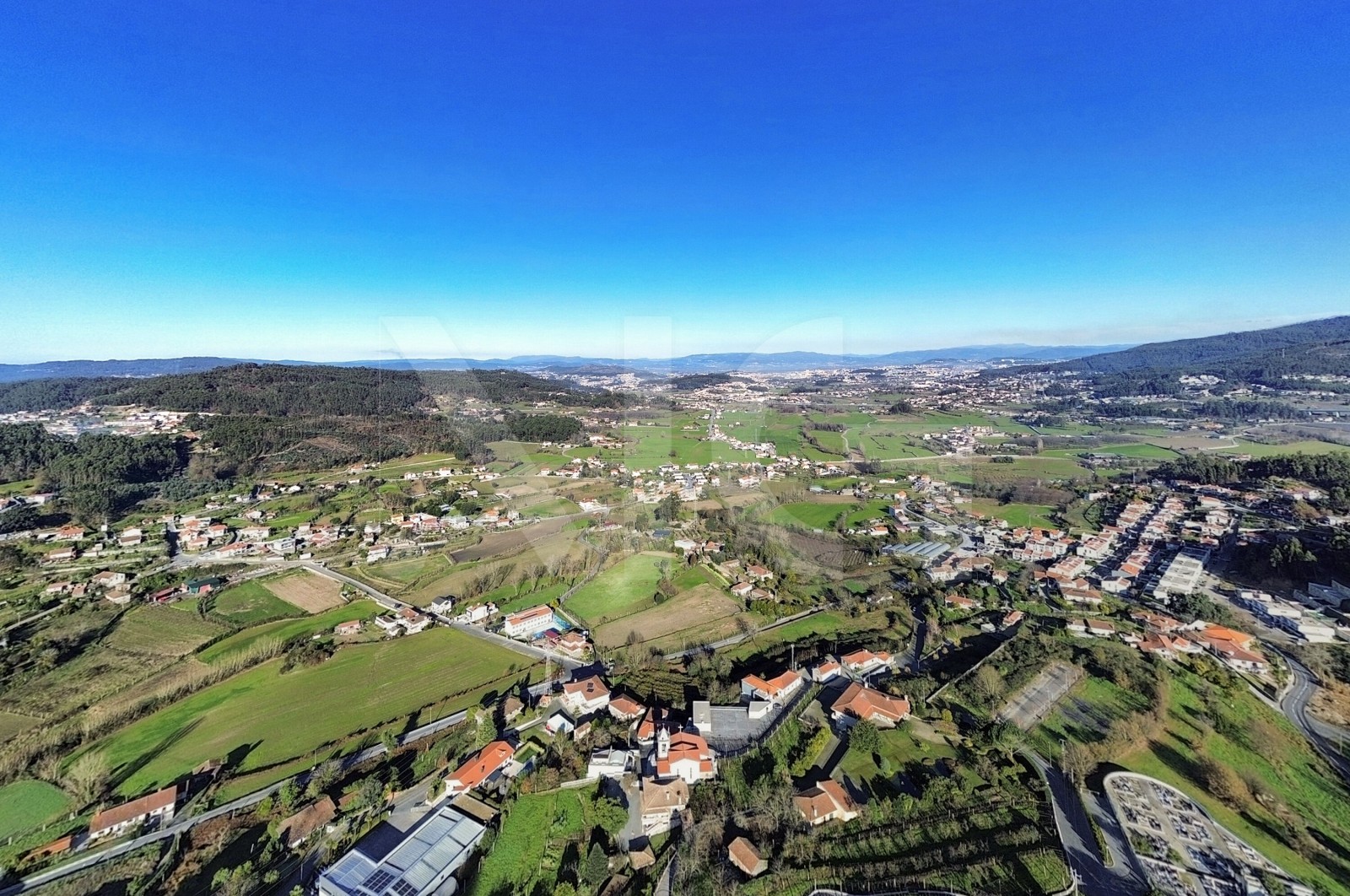Terreno Urbano para Venda em Escudeiros e Penso (Santo Estêvão e São Vicente), Braga, Braga - Área envolvente (Imagem 1)