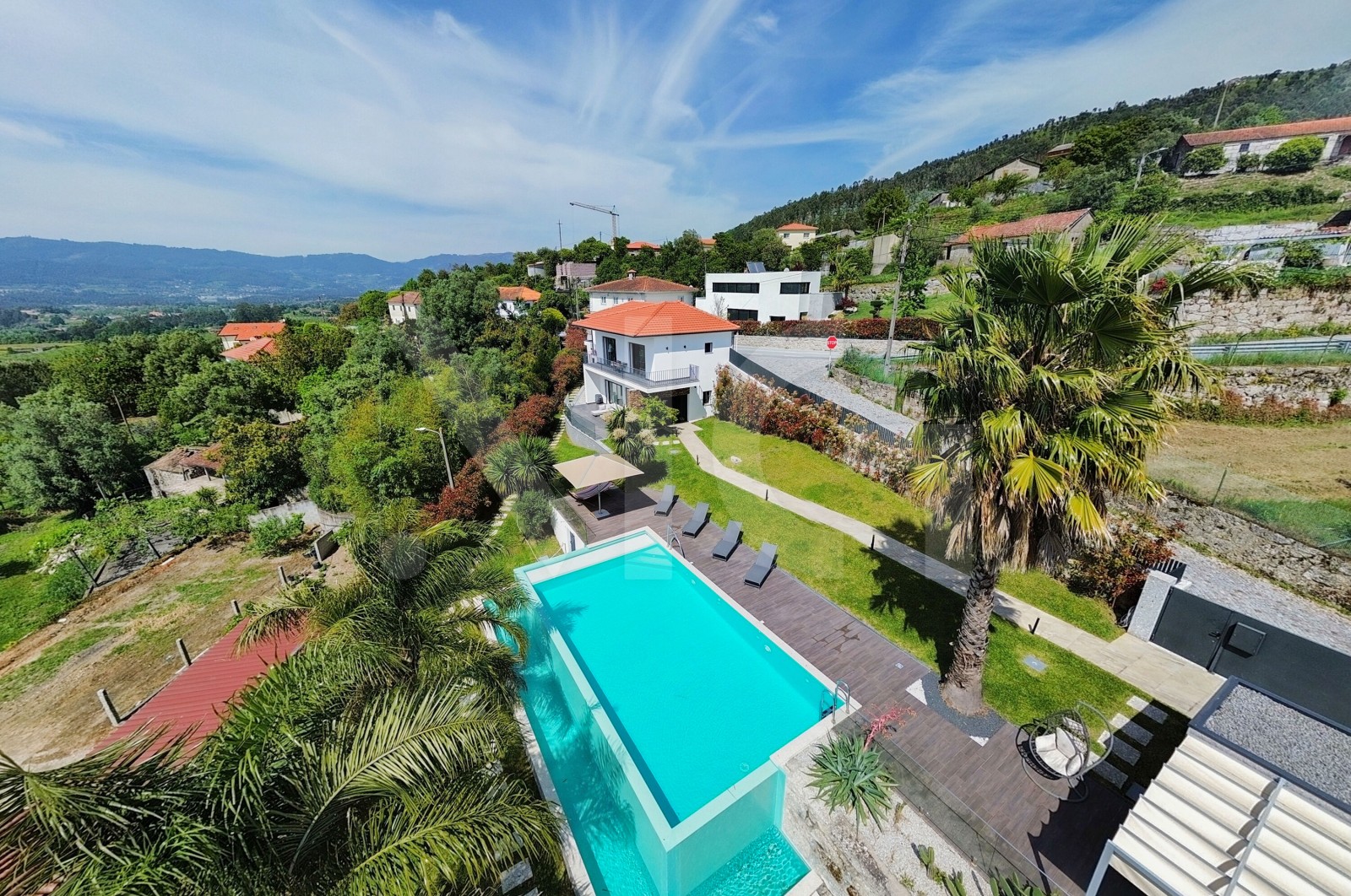 Moradia T4 para Venda em Geraz do Minho, Póvoa de Lanhoso, Braga - Piscina (Imagem 2)