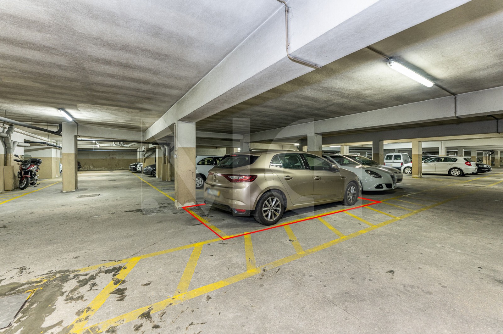 Apartamento T2 para Venda em Rio Tinto, Gondomar, Porto - Parqueamento/Garagem (Imagem 1)